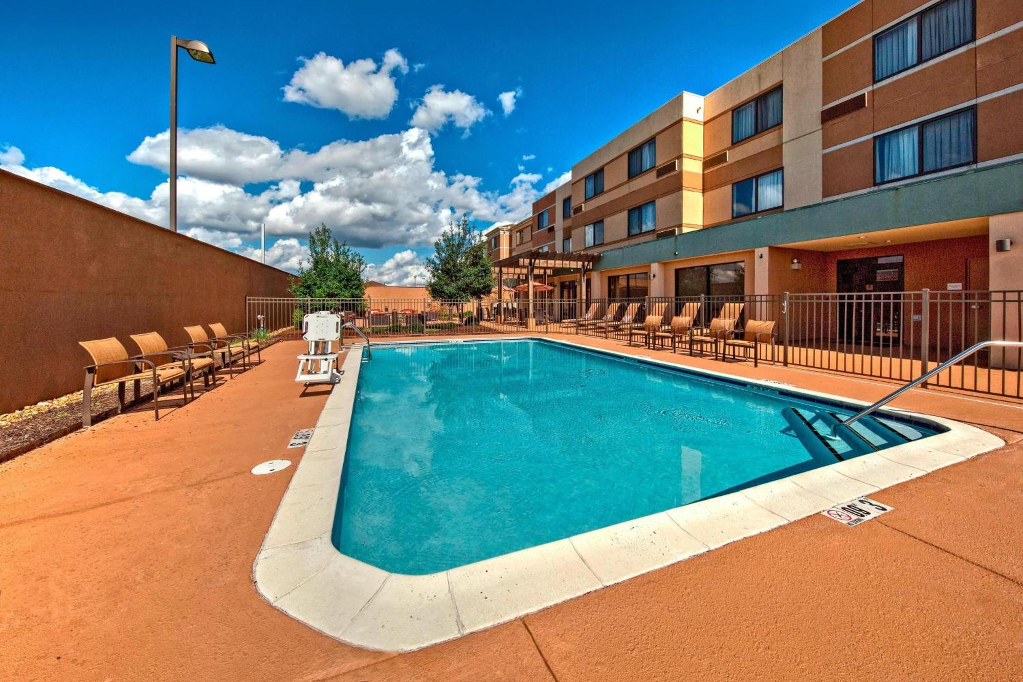 Courtyard By Marriott Alexandria Hotel Exterior photo
