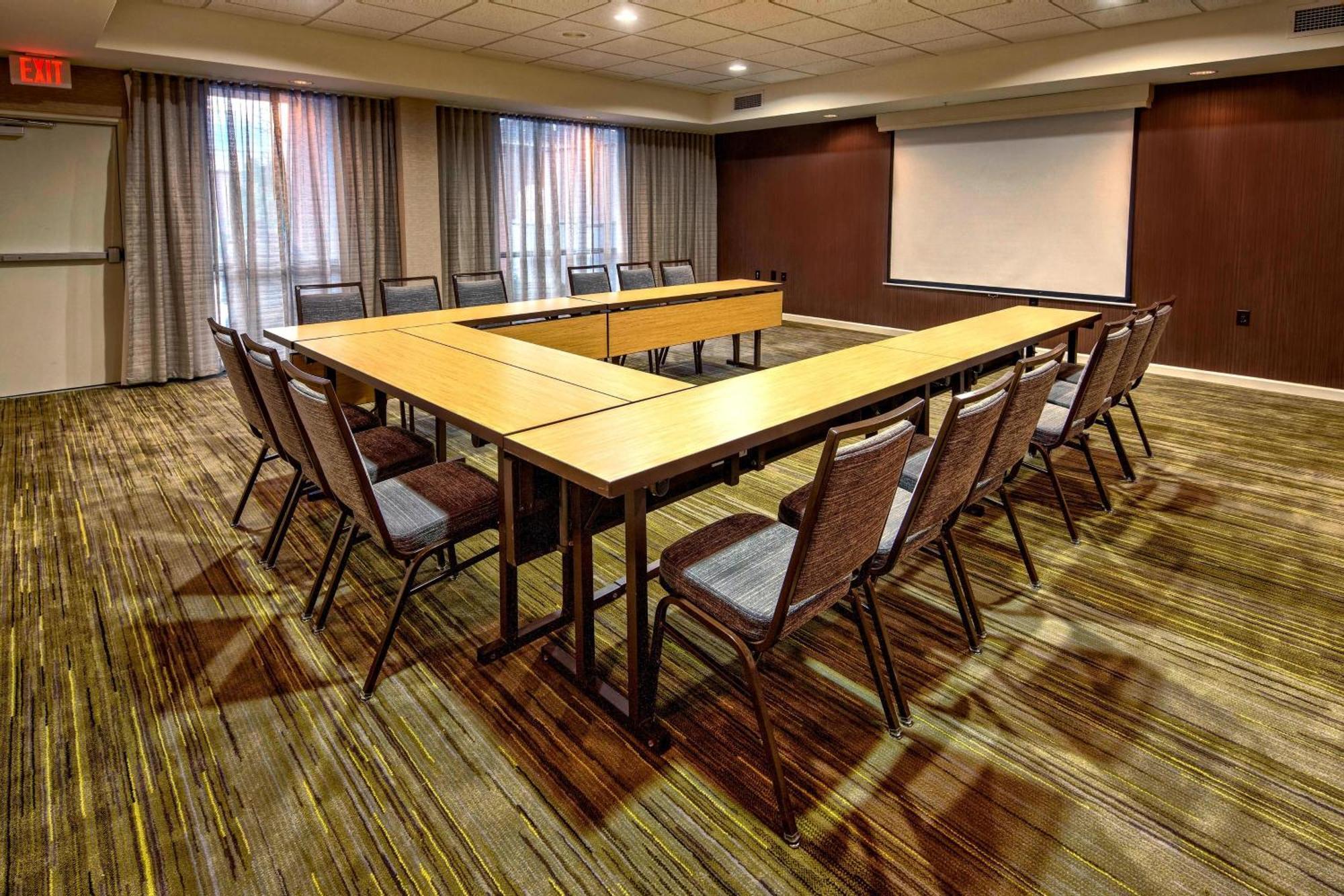 Courtyard By Marriott Alexandria Hotel Exterior photo