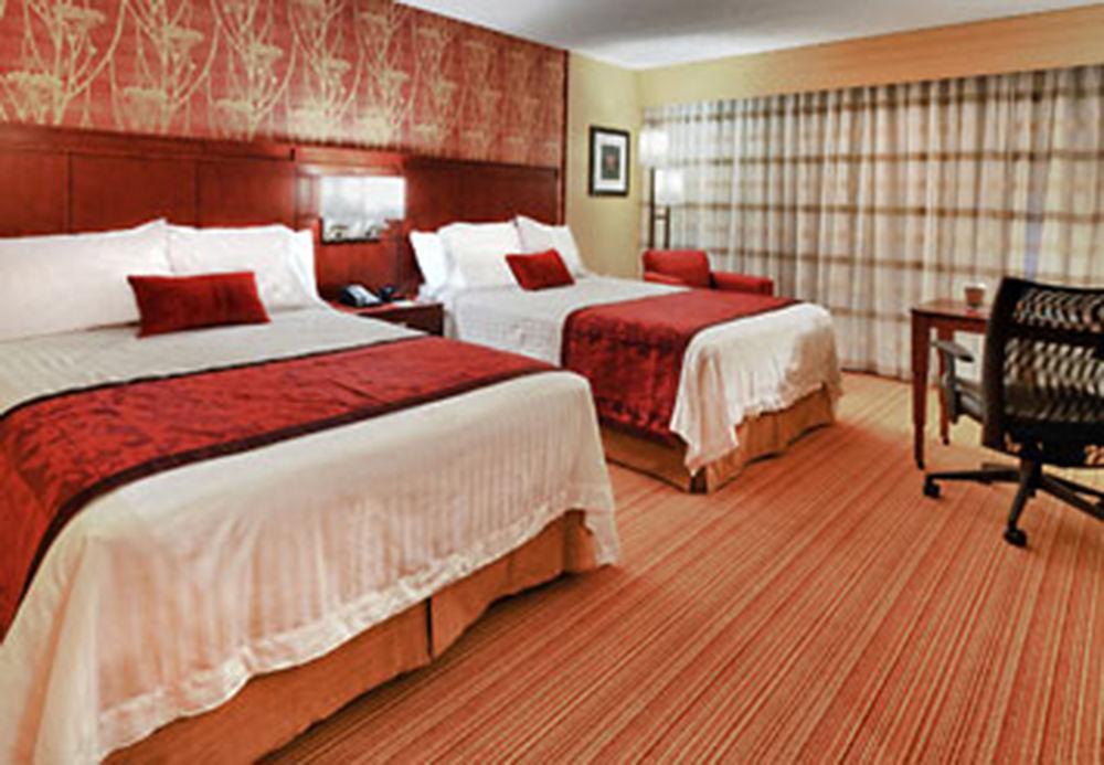 Courtyard By Marriott Alexandria Hotel Room photo
