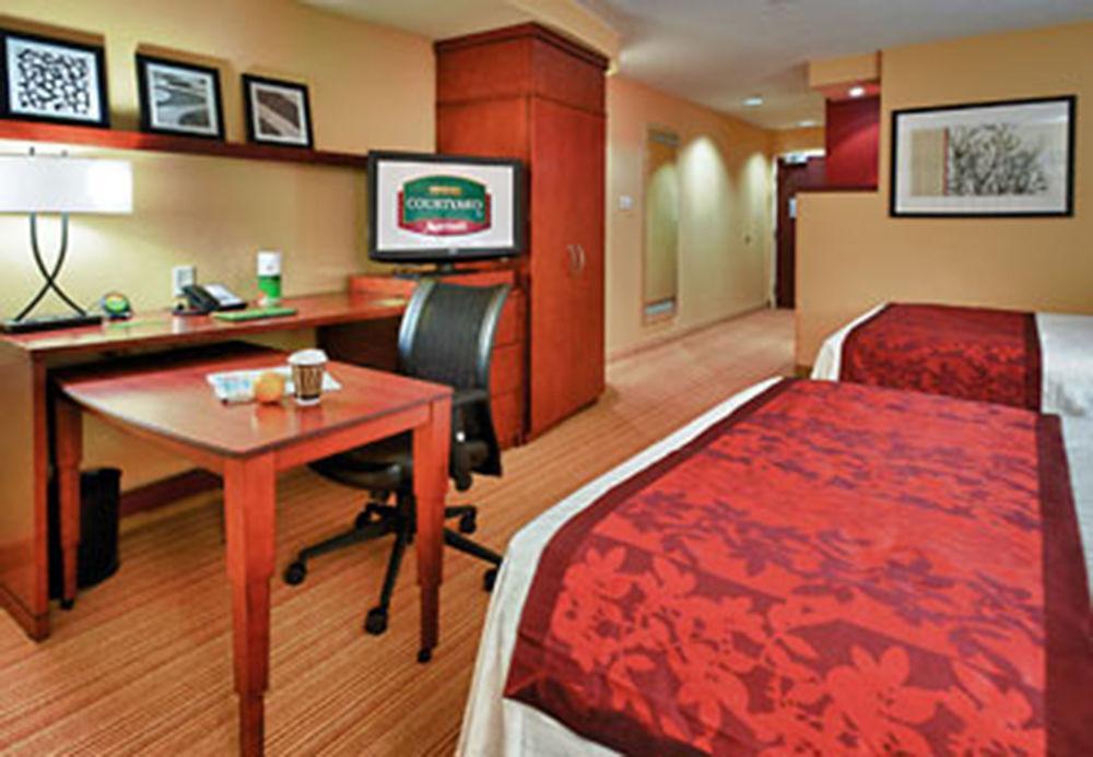 Courtyard By Marriott Alexandria Hotel Room photo