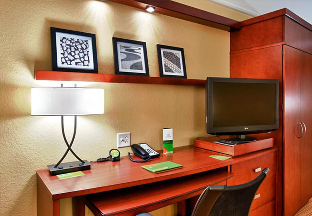 Courtyard By Marriott Alexandria Hotel Exterior photo